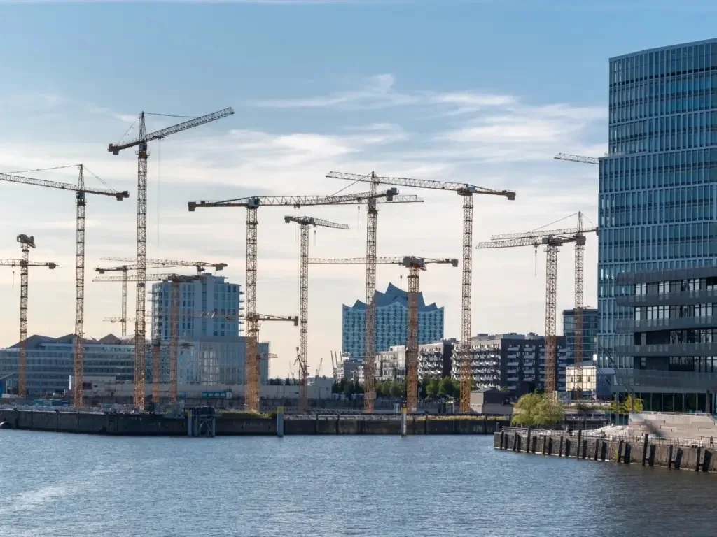 Baustelle Überseequartier in der HafenCity Hamburg mit Baukränen, im Hintergrund die Elbphilharmonie